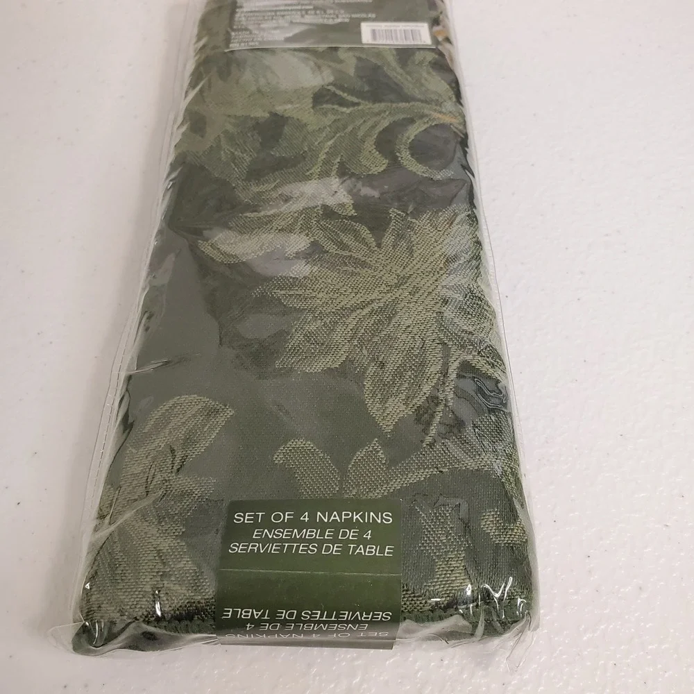 BED‎ BATH & BEYOND HOLIDAY JOY Green Holly Christmas Cloth Napkins Set Of 4